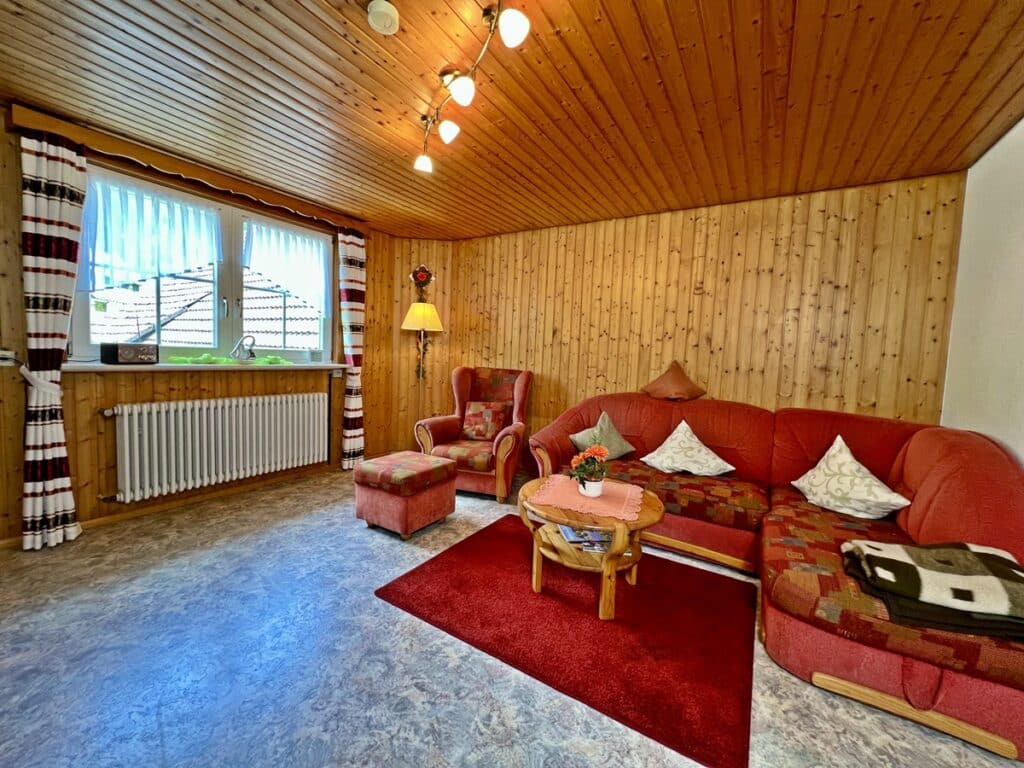 Krometshof Aufenthaltsraum 1 Krometshof Aufenthaltsraum mit TV und Sofaecke