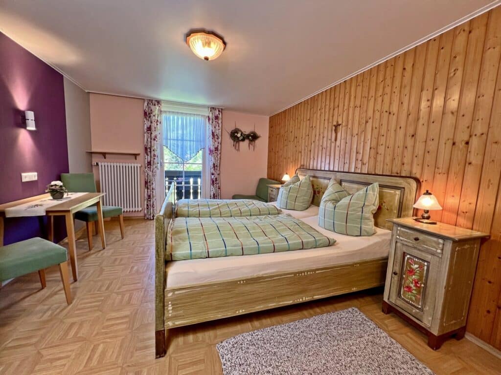 Krometshof Gästezimmer Bauernmöbel Balkon Tisch Krometshof Gästezimmer Bauernmöbel Balkon Tisch