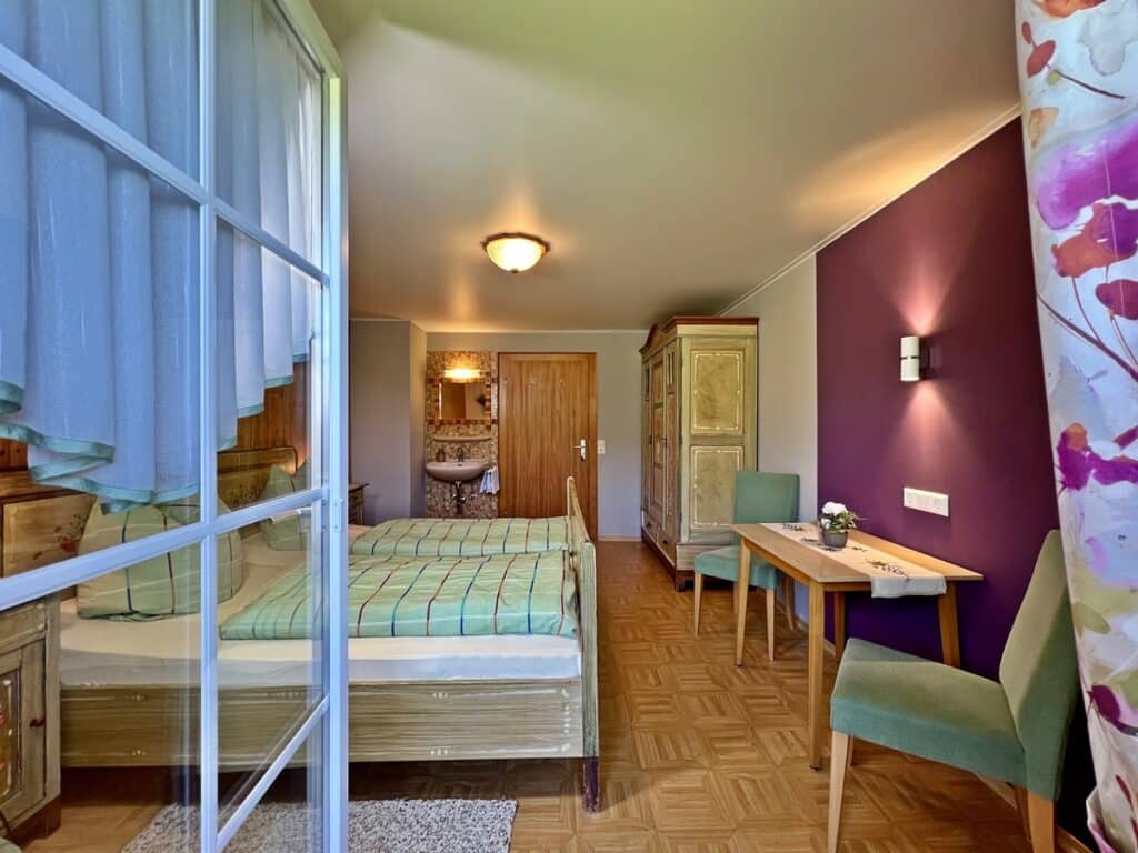 Krometshof Gästezimmer Bauernmöbel Balkontür Krometshof Gästezimmer Bauernmöbel Balkontür