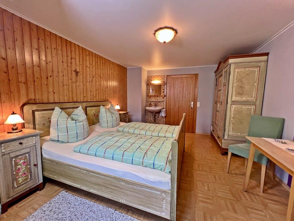 Krometshof Gästezimmer Bauernmöbel Doppelbett Waschbecken Krometshof Gästezimmer Bauernmöbel Doppelbett Waschbecken