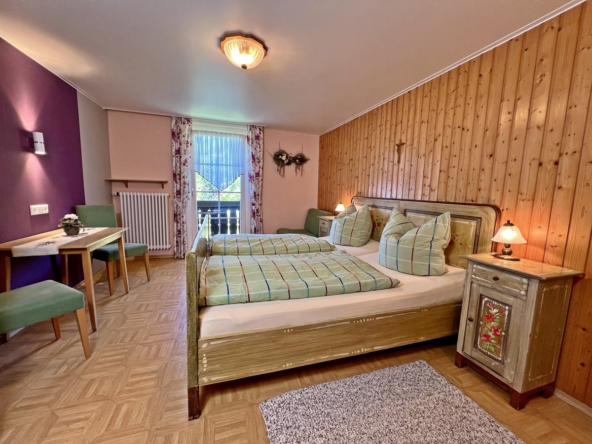 Krometshof Gästezimmer Doppelbett Balkon Sitzecke