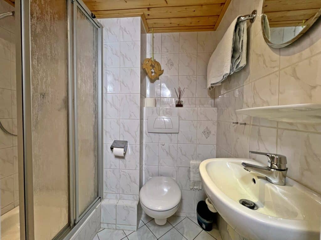 Krometshof Gästezimmer Dusche und WC Krometshof Gästezimmer Dusche und WC