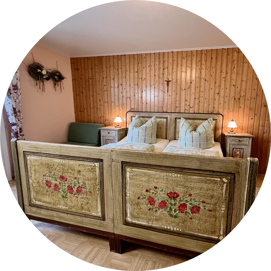 Krometshof Gästezimmer mit Bauernmalerei rund Krometshof Gästezimmer mit Doppelbett und Bauernmalerei