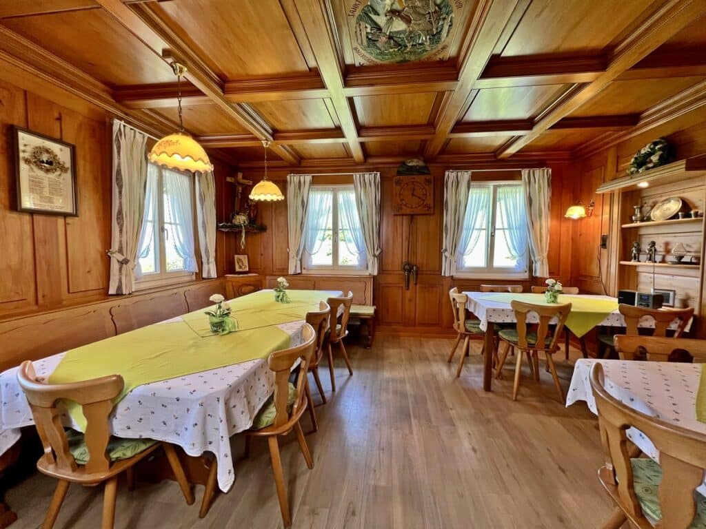 Krometshof Schwarzwälder Bauernstube Frühstücksraum Uhr